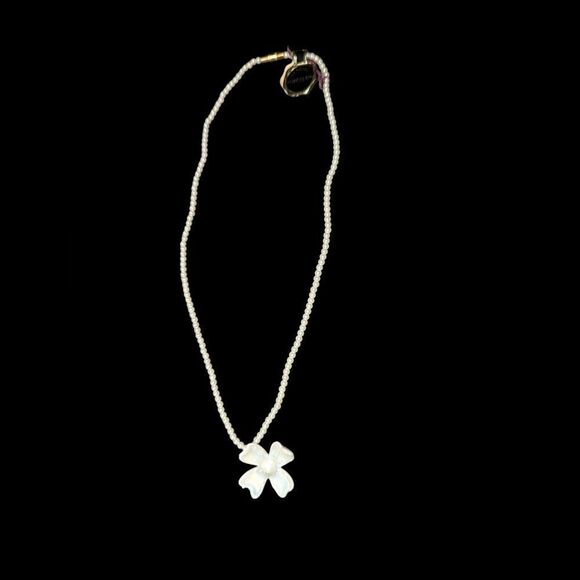 Vintage white beaded‎ necklace with genuine porcelain iridescent flower pendant - Picture 4 of 8